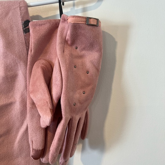 Soft blush pink scarf and gloves NWT - Picture 6 of 6